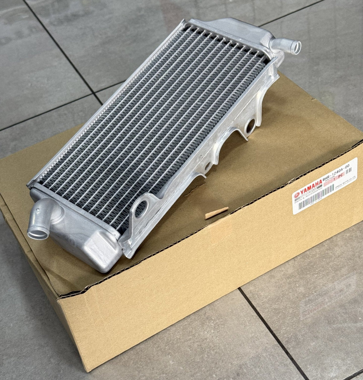 Radiador izquierdo OEM Yamaha WR450F 24–25/YZ450F 23–25/YZ450FX 24–25/YZ250F 24–25/WR250F 2025