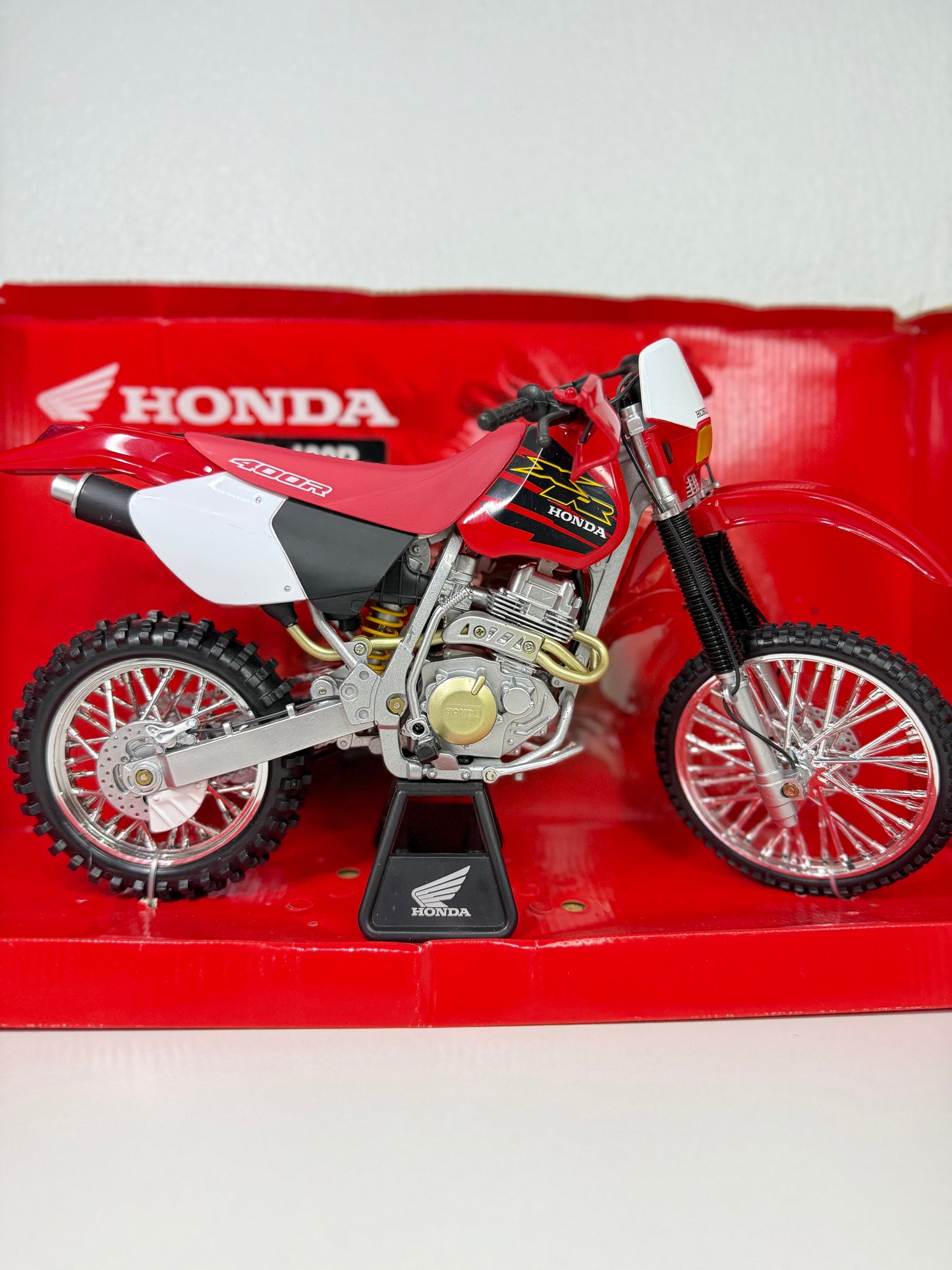 Motocicleta Honda XR400R año 2000 escala 1:6 New Ray