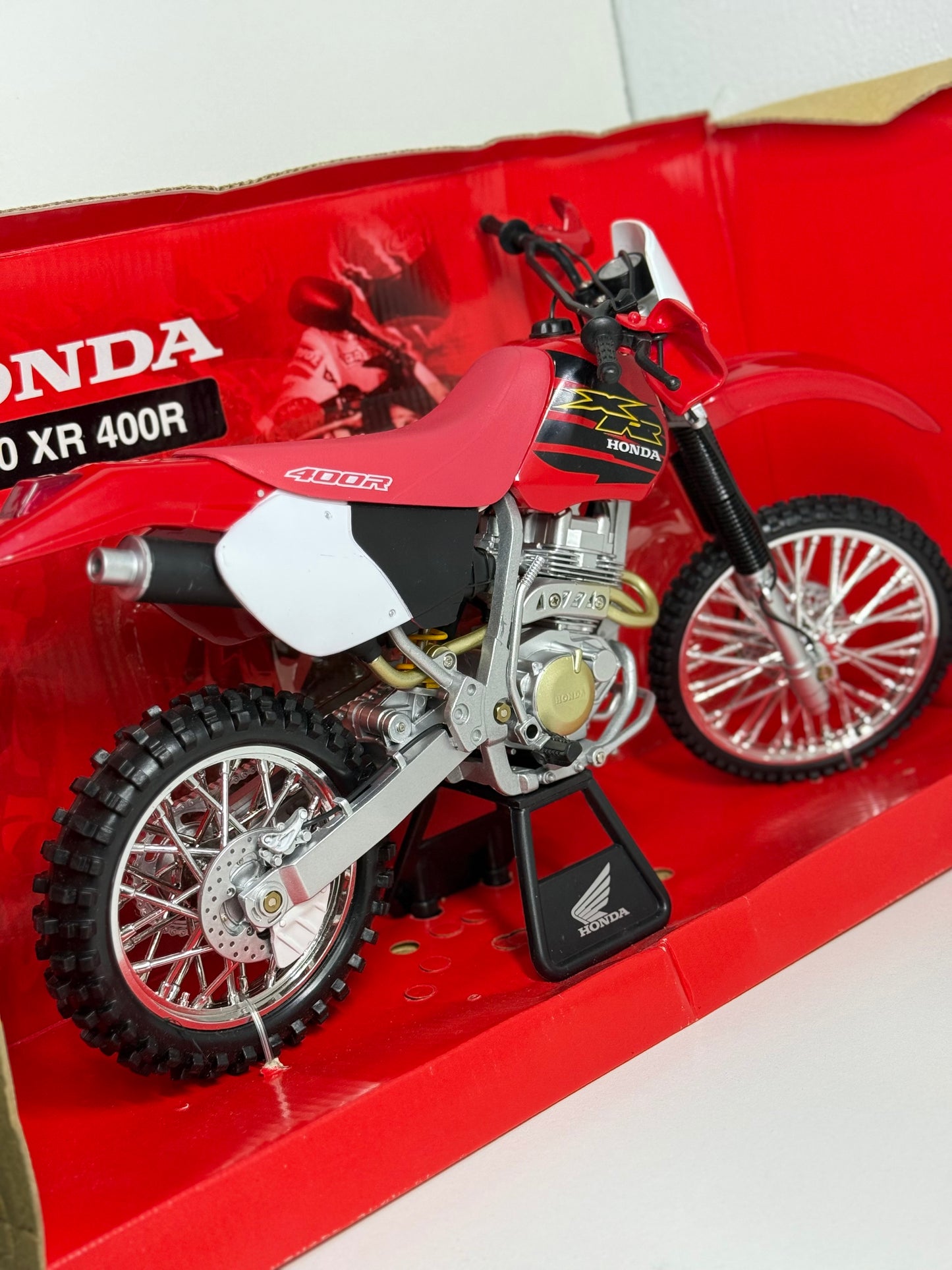 Motocicleta Honda XR400R año 2000 escala 1:6 New Ray