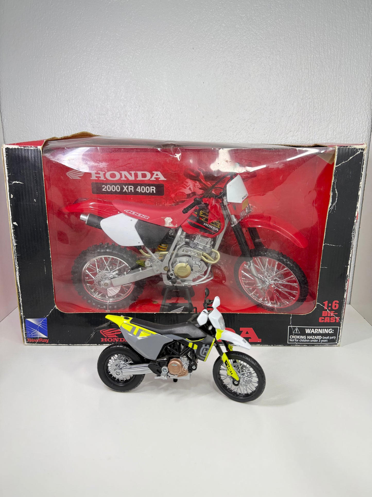 Motocicleta Honda XR400R año 2000 escala 1:6 New Ray